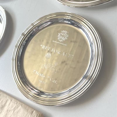 Cornici in argento: Esempi di incisione e grafica su piatto in argento